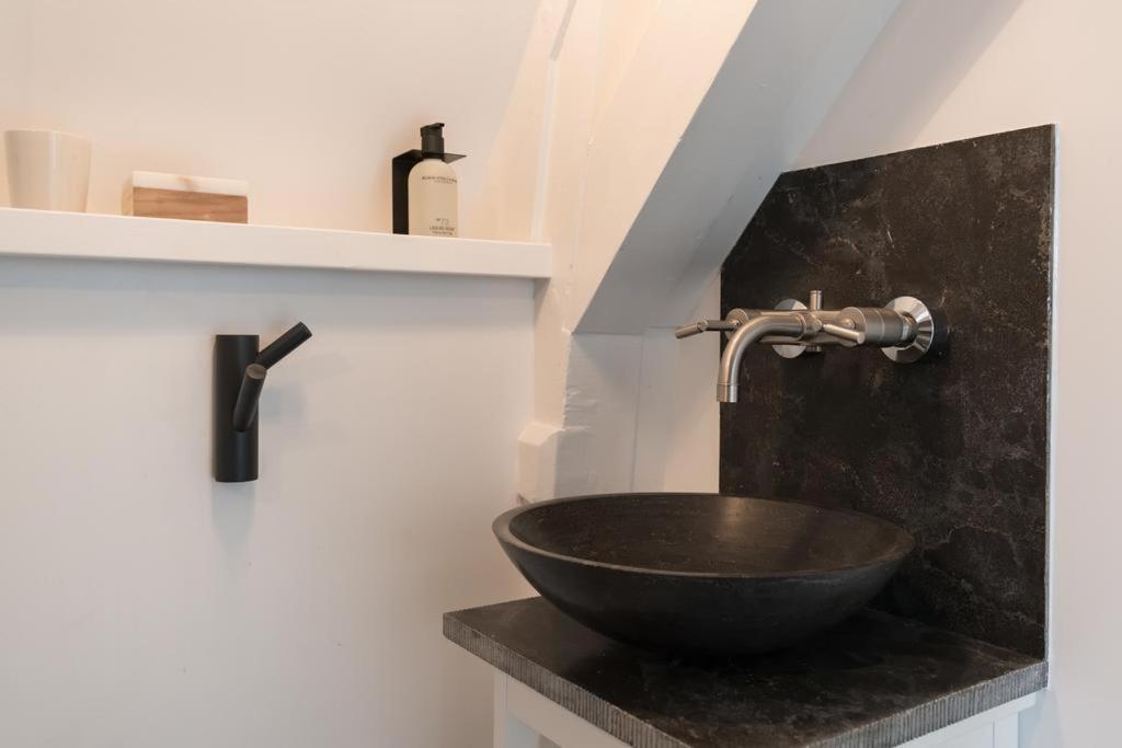 أمستردام Two Bedroom Apartment In Historic Canalhouse From 1618 - City Centre المظهر الخارجي الصورة